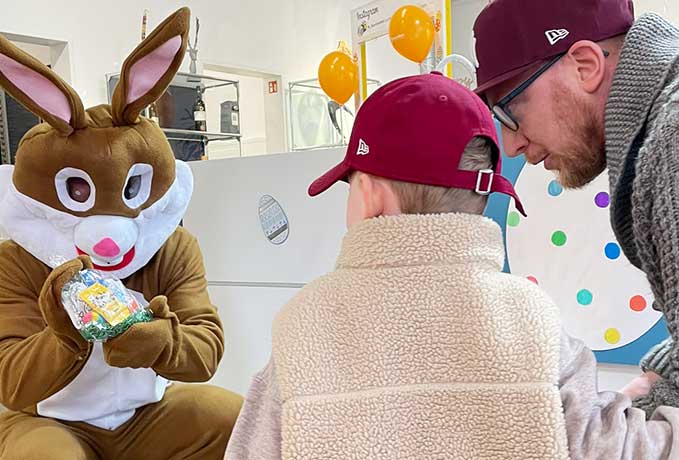 Osterhase mit Kind und Vater