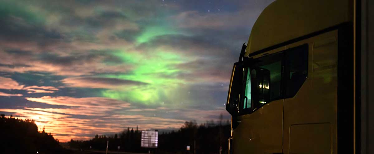 Lkw unter den Polarlichtern im Himmel
