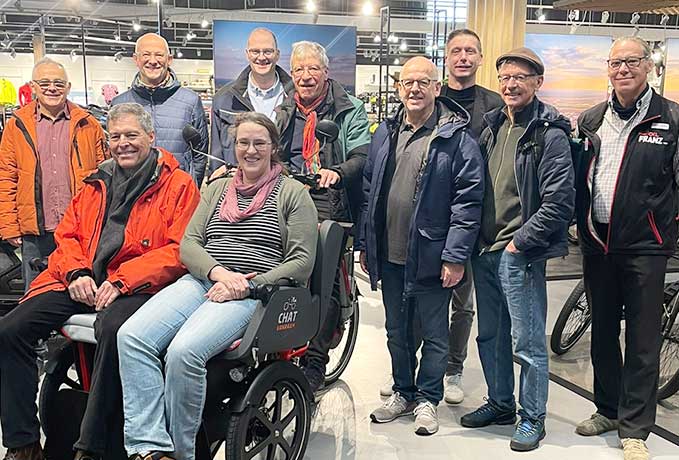 Gruppe Menschen um Senioren-Rikscha