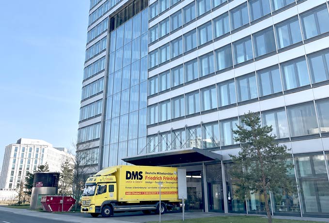 Lkw vor Alpha Rotex Gebäude