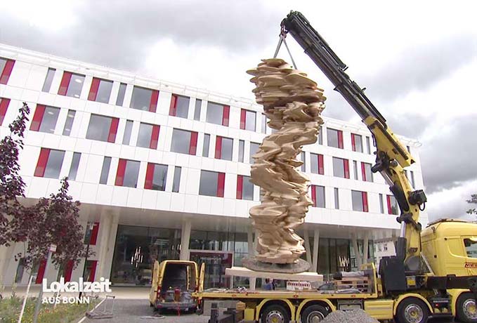 Kran platziert Cragg-Skulptur
