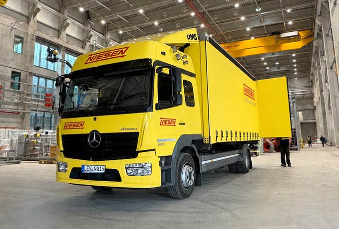 Lkw in Industriehalle