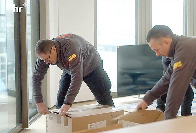 Umzugsteam beim Auspacken