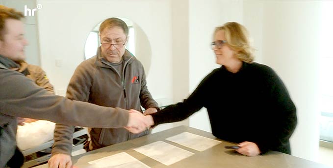 Kundin begrüßt Umzugsteam