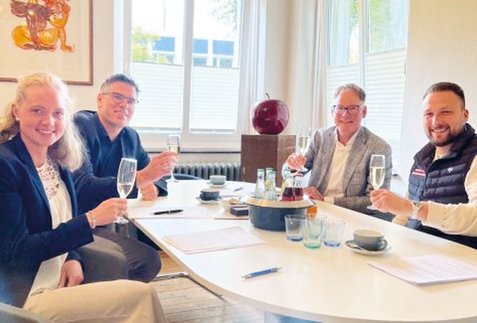 Besprechung mit Sektgläsern zur Übernahme von DMS Altevogt