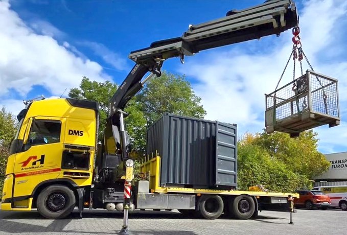 Kran-Lkw von DMS Arnold & Hanl hebt einen Korb