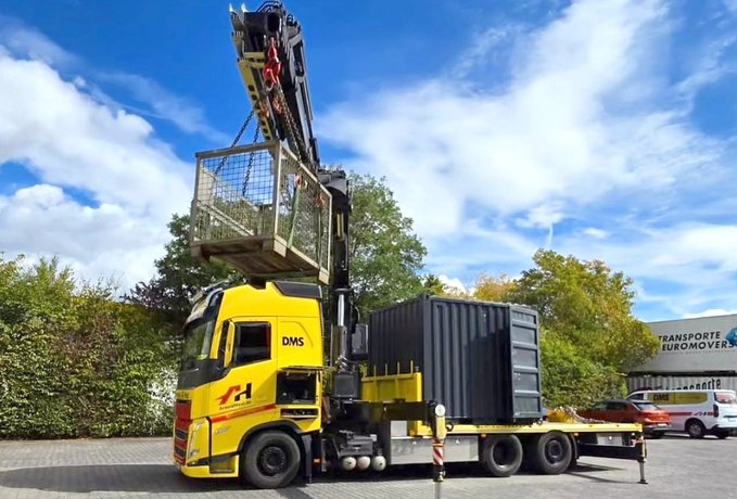 Kran-Lkw von DMS Arnold & Hanl hebt einen Korb