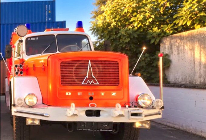 Historisches Feuerwehrfahrzeug von vorn