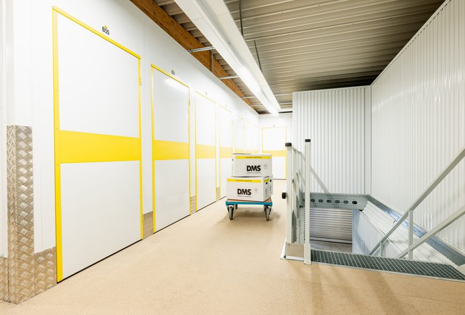 Lagerboxen und Transportwagen mit DMS-Kartons im DIEBOX Selfstorage