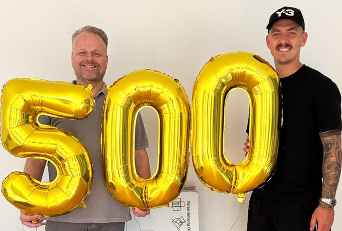 Der 500. Umzug eines Profifußballers: Jubiläumskunde Phillip Tietz mit Mitarbeiter