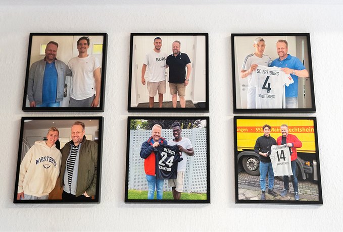 Wand mit Fotos von Fußballprofis, die mit DMS Höhne-Grass umgezogen sind