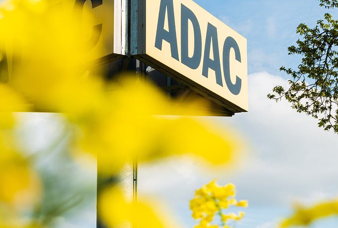 ADAC-Schild vor gelben Rapsblüten