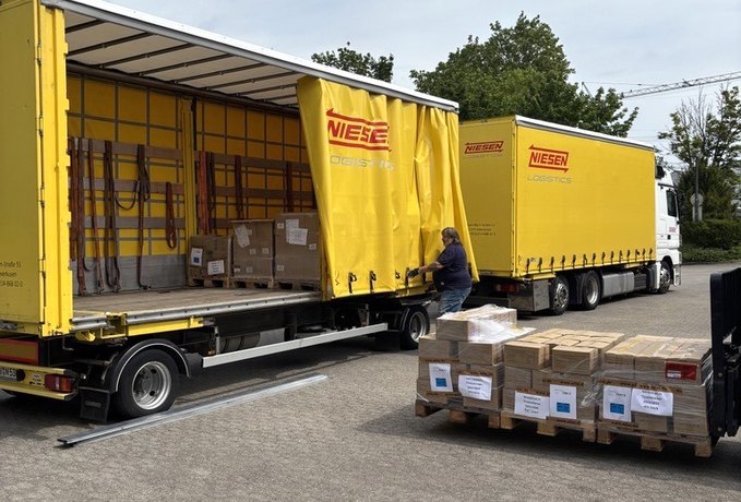 Beladen eines Niesen-Lkw mit Paletten