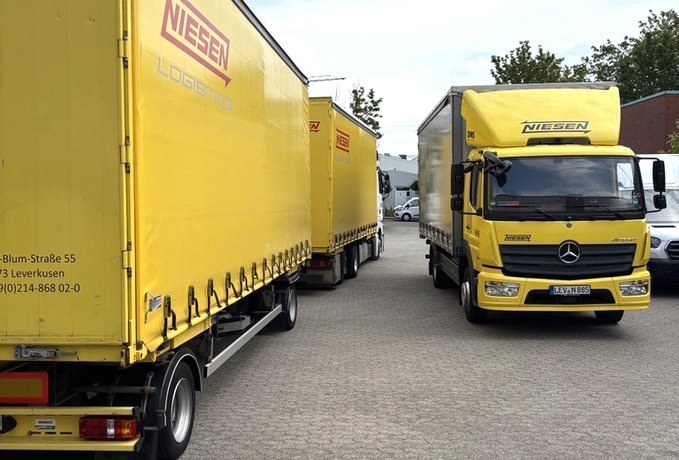 Niesen-Lkw mit Anhänger auf dem Betriebshof