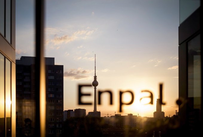 Berliner Skyline mit Fernsehturm im Abendlicht und Enpal-Schriftzug